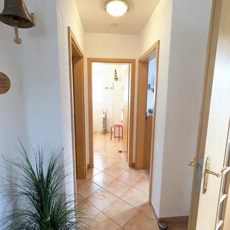 Up Reede Вустров